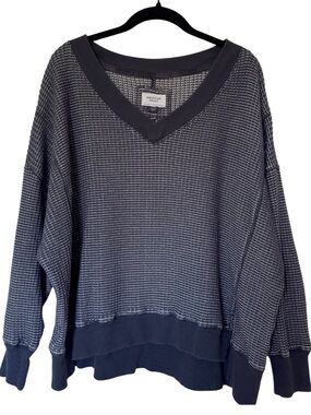American Eagle Outfitters Navy and White V‑Neck Sweater